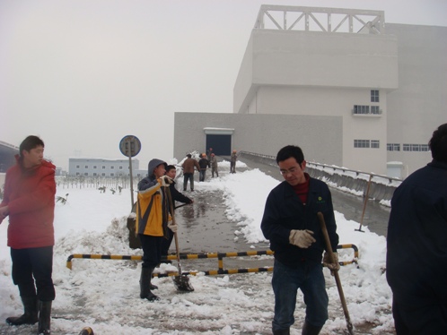 员工奋战在冰雪第一线，集团领导表示亲切慰问